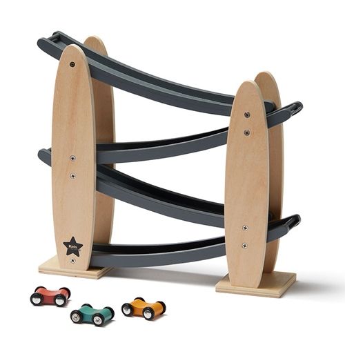 Kids Concept houten autobaan met drie racebanen en drie speelgoedauto's op een witte achtergrond.