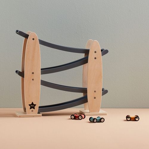 Kids Concept houten autobaan met drie racebanen en drie speelgoedauto's op een lichte ondergrond.