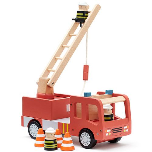 Kids Concept houten brandweerauto met uitschuifbare ladder, twee brandweermannetjes en drie oranje pylonen.