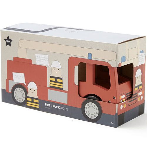 De gesloten kartonnen verpakking van de Kids Concept houten brandweerauto, met een afbeelding van de brandweerauto erop.