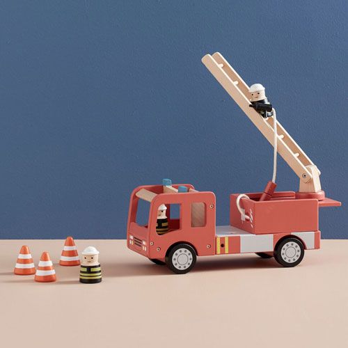 Kids Concept houten brandweerauto met een brandweerman op de ladder en drie oranje pylonen ernaast, tegen een blauwe achtergrond.