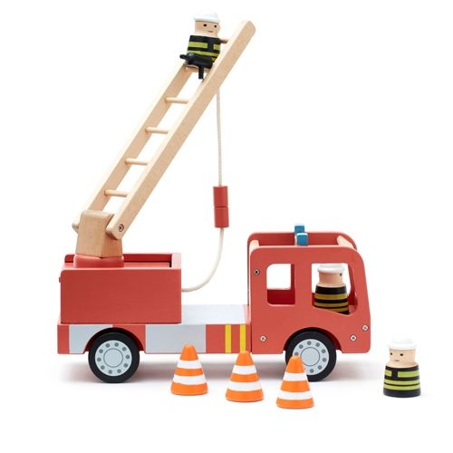 Kids Concept houten brandweerauto met een brandweerman op de ladder en een brandweerman en drie oranje pylonen ernaast.