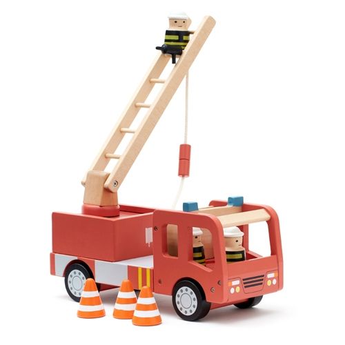 Kids Concept houten brandweerauto met een brandweerman op de ladder en drie oranje pylonen ervoor.