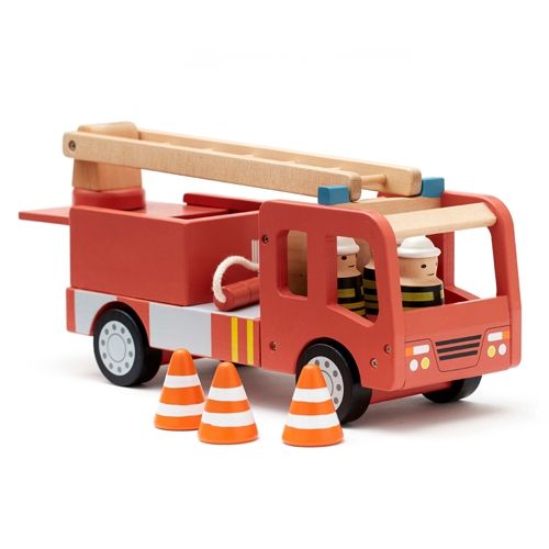 Kids Concept houten brandweerauto met de ladder ingeklapt en drie oranje pylonen ervoor.