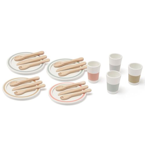 kids concept houten speelgoedservies met veelkleurige borden, bestek en bekers op een witte achtergrond.