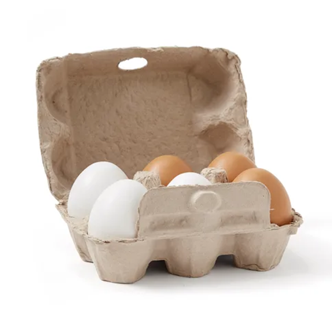 Kids Concept houten speelgoedeieren in een open kartonnen doos met drie witte en drie bruine eieren.