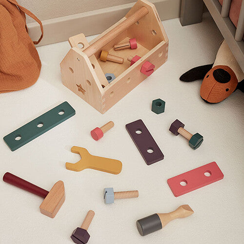 Kids concept houten gereedschapskist met diverse kleurrijke houten gereedschappen en onderdelen op een lichte ondergrond.