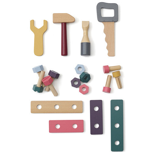 Overzicht van alle losse kleurrijke houten gereedschappen en onderdelen van de kids concept gereedschapsset.