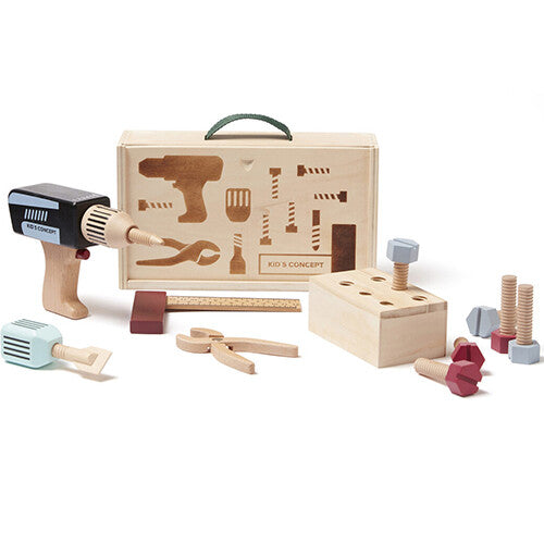 Kids Concept houten gereedschapskoffer met boor, hamer, tang, meetlat en schroeven uitgestald op een witte achtergrond.