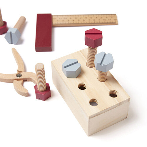 Detail van de Kids Concept houten gereedschapsset met een houten blokje met gaten en daarin geschroefde houten schroeven.