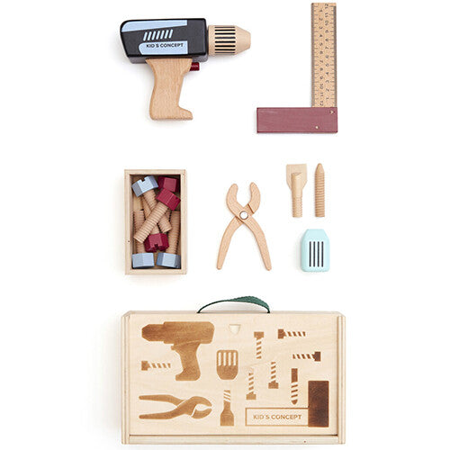 Overzicht van de Kids Concept houten gereedschapskoffer en alle losse houten gereedschapsstukken op een witte achtergrond.