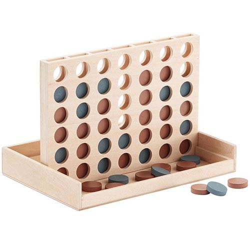 Kids Concept houten spel vier op een rij met bruine en blauwgrijze schijven, deels in het speelveld en deels in de opvangbak.