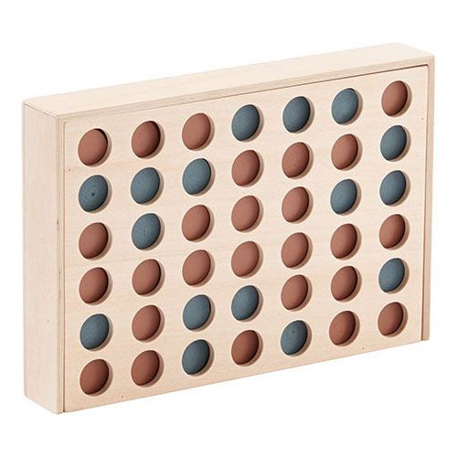 Kids Concept houten spel vier op een rij met het speelveld volledig gevuld met bruine en blauwgrijze schijven.