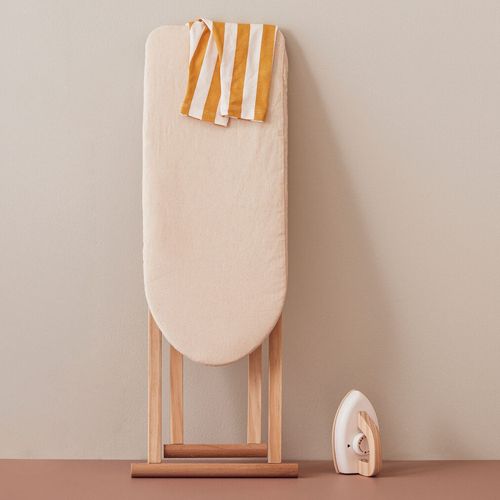 Kids concept speelgoed strijkplank rechtop gevouwen met de strijkbout ernaast en een doek erop.