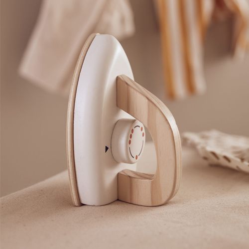 Close-up van de kids concept houten speelgoed strijkbout met witte behuizing en draaiknop.