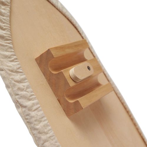 Detail van de onderkant van de kids concept speelgoed strijkplank met het houten vouwmechanisme.