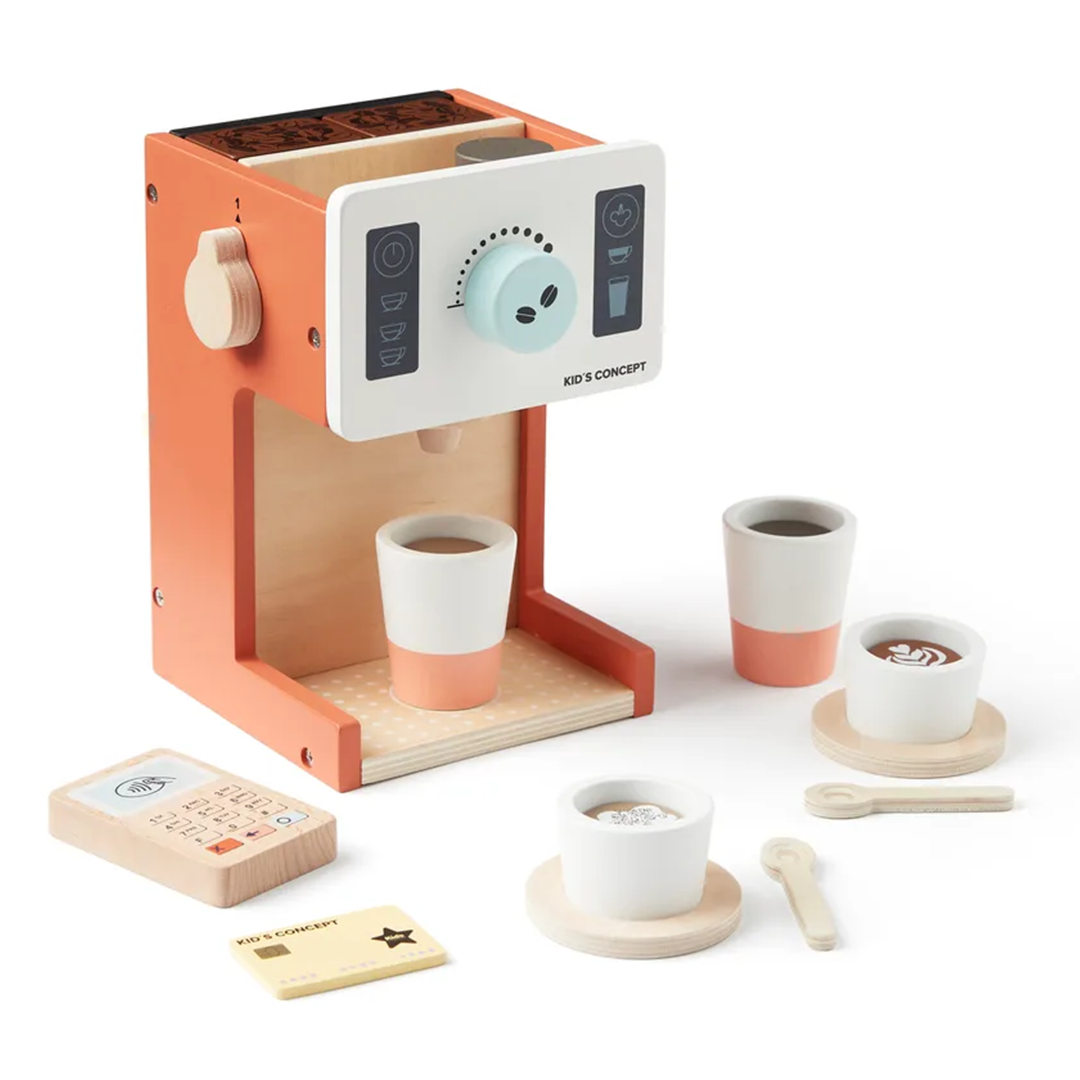 Kids Concept houten koffiemachine speelset met oranje accenten, inclusief kopjes, lepels, een betaalautomaat en een pasje, op een witte achtergrond.