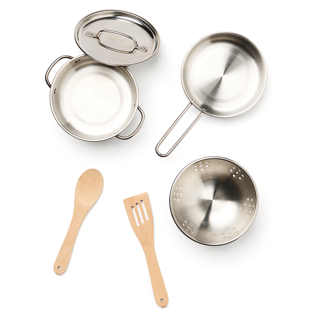 Kids Concept speelgoed kookgerei set met roestvrijstalen pan, koekenpan, vergiet en houten keukengerei op een witte achtergrond.
