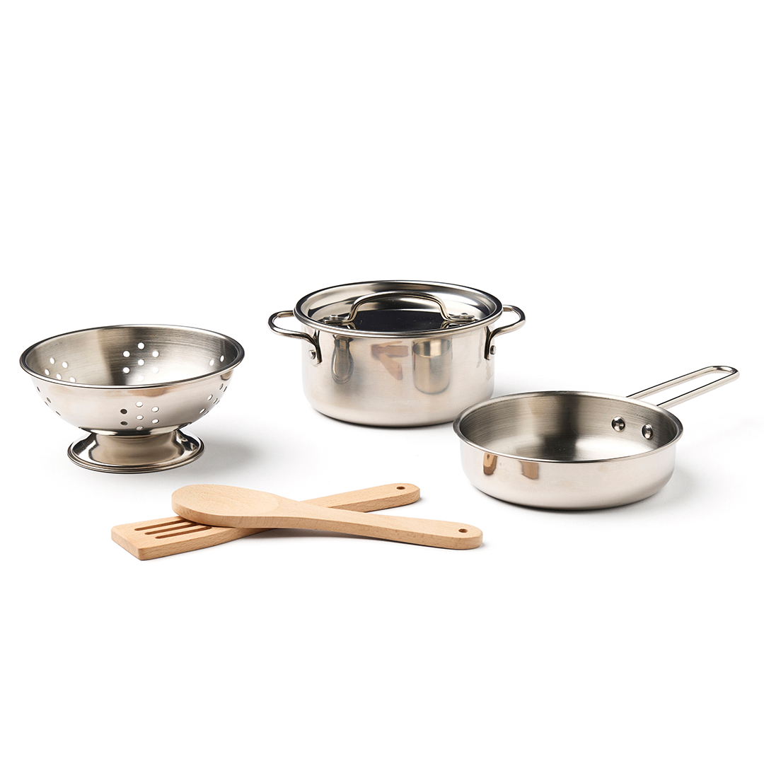 Kids Concept speelgoed kookgerei set met roestvrijstalen vergiet, pan, koekenpan en houten keukengerei op een witte achtergrond.