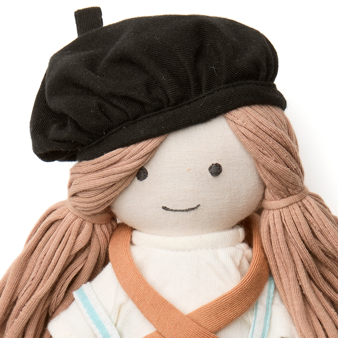 Close-up van het gezicht van de Kids Concept lappenpop Ingrid met zwarte baret.