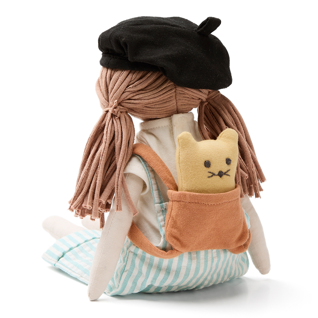 Achteraanzicht van de Kids Concept lappenpop Ingrid met een klein kattenknuffeltje in een rugzakje.