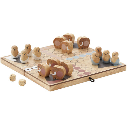 Kids Concept Ludo bordspel met houten olifanten en vogels als speelstukken, opengeklapt met twee dobbelstenen.