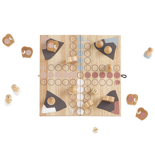 Kids Concept Ludo bordspel van bovenaf gezien, opengeklapt met houten speelstukken en dobbelstenen eromheen.