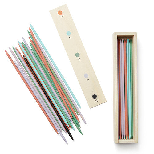 Kids Concept mikado behendigheidsspel van bovenaf gezien, met de houten doos, deksel en een stapel veelkleurige stokjes.