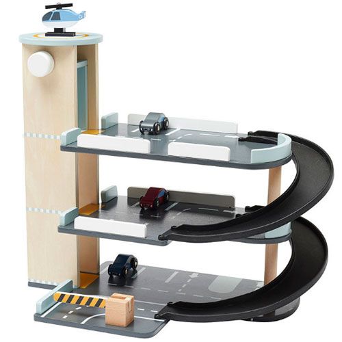 Kids Concept houten parkeergarage Aiden met drie verdiepingen, een spiraalvormige oprit, een lift en een helikopterplatform met helikopter, met drie autootjes en een doosje.