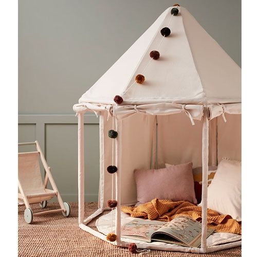 Kids Concept beige speeltent paviljoen ingericht met kussens en een boek, met een poppenwagen ernaast.