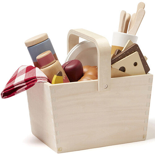 Kids Concept houten picknickmand gevuld met speelgoedeten en een rood geruite servet.