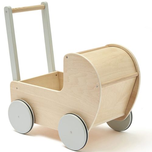 Kids Concept houten poppenwagen van licht hout met lichtgrijze wielen en handvat, schuin van achteren gefotografeerd.