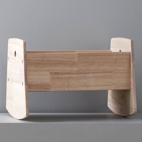 Achterkant van de Kids Concept houten poppenwieg.