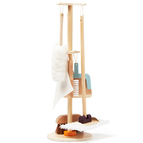 Kids Concept houten schoonmaakset Kid's Hub op een standaard met diverse schoonmaakartikelen.