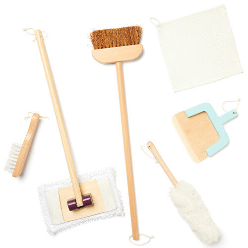 Kids Concept houten schoonmaakset Kid's Hub met alle losse onderdelen zoals een bezem, dweil en stoffer en blik.