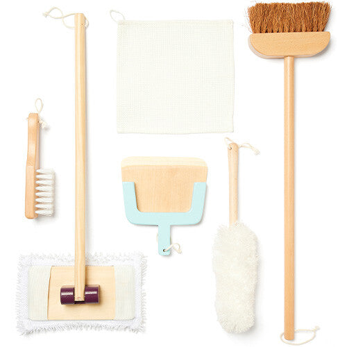Overzicht van de Kids Concept houten schoonmaakset Kid's Hub met een bezem, dweil, stoffer en blik, borstel en doek.