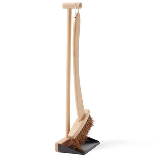 Kids Concept houten speelgoed reinigingsset met stoffer en blik, staand op een witte achtergrond.