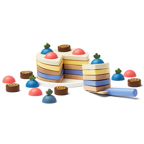 Kids Concept houten speelgoedtaart met losse stukken en toppings, en een taartschep.