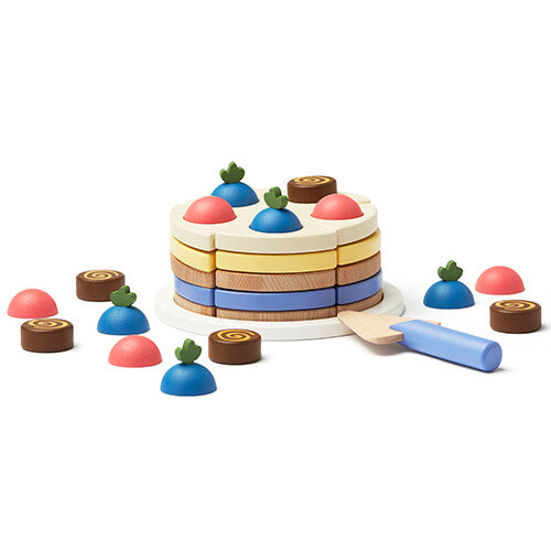Kids Concept houten speelgoedtaart met toppings en een taartschep, volledig gemonteerd.