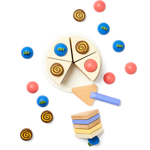 Kids Concept houten speelgoedtaart set van bovenaf gezien, met de taart deels gemonteerd en losse toppings.