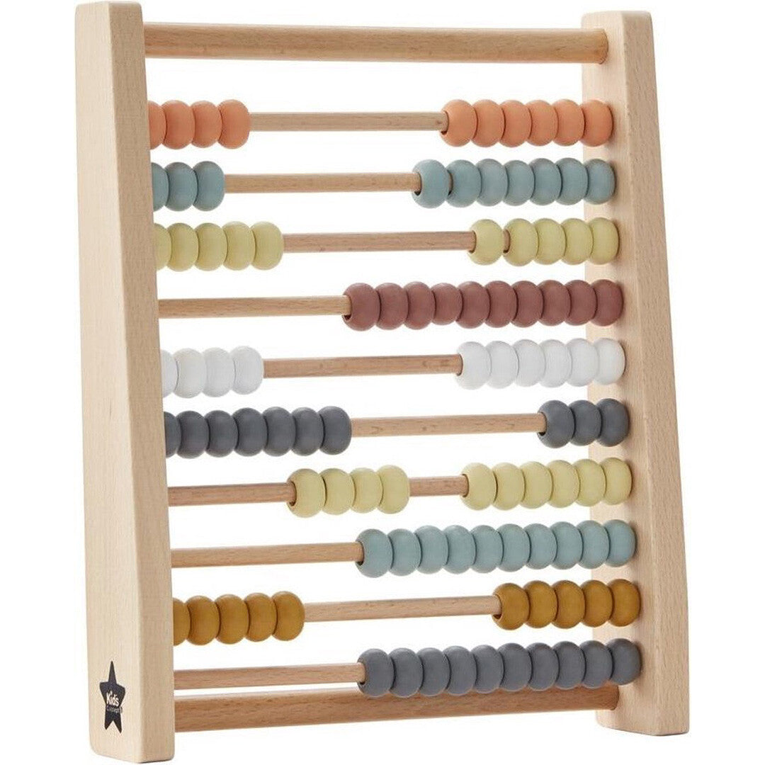 Kids Concept houten telraam met 10 rijen veelkleurige kralen, schuin gefotografeerd.