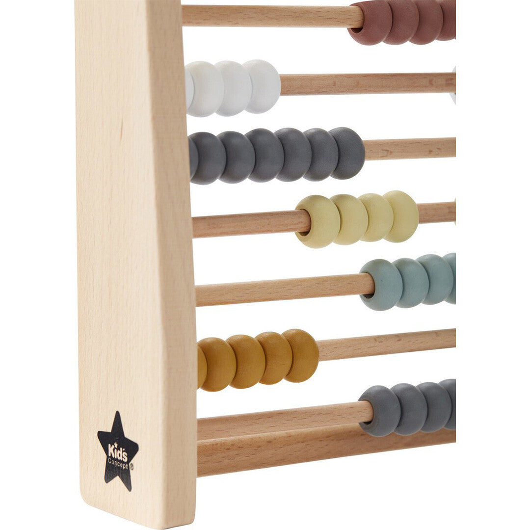 Detailopname van het Kids Concept houten telraam met veelkleurige kralen en het merklogo.