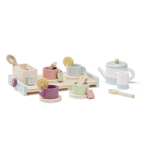 Kids Concept houten theeset bistro met theepot, kopjes en accessoires op een lichte ondergrond.