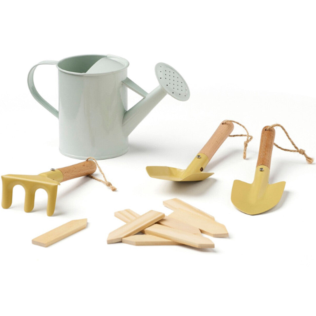De Kids Concept tuingereedschapsset met een gieter, hark, twee schepjes en houten plantenstekers los op een witte achtergrond.
