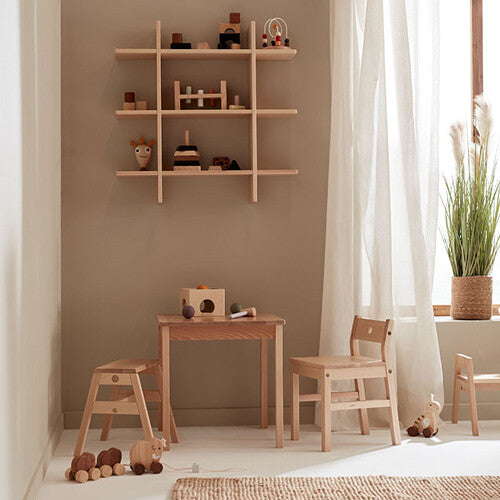 Kids Concept houten wandplank met speelgoed in een kinderkamer.