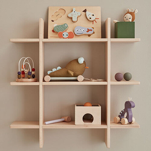 Kids Concept houten wandplank gevuld met divers houten babyspeelgoed.