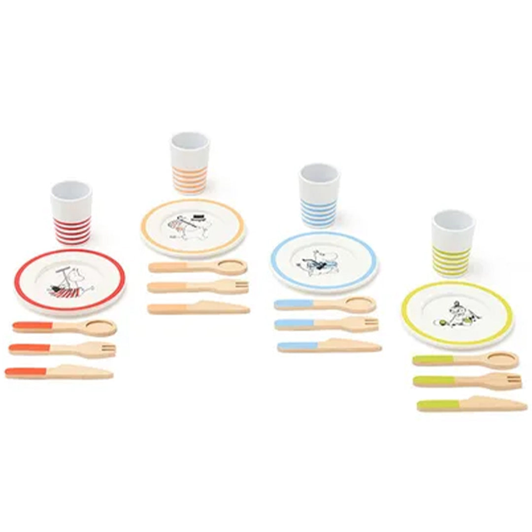 Kids Concept houten speelgoed dinerset met drie complete serviezen in rood, blauw en geel, elk met een figuur op het bord.
