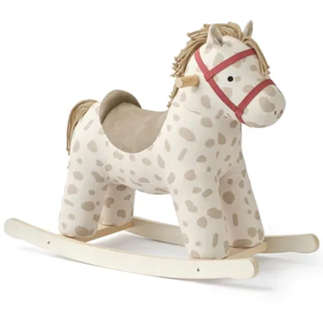 Kids Concept hobbelpaard met beige stof met bruine stippen en rode teugels, schuin van voren gefotografeerd.