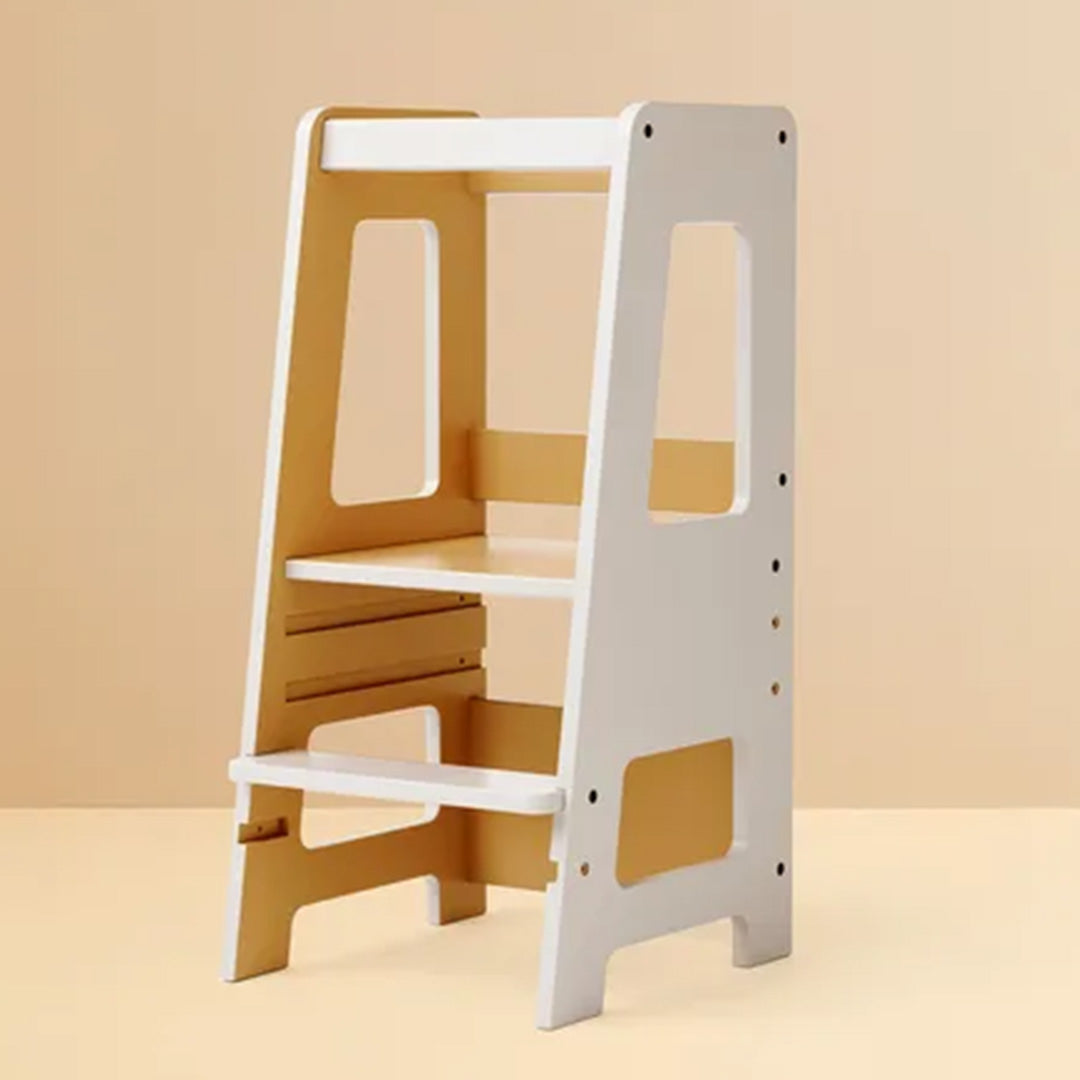 Kids Concept houten oefenkruk voor kinderen in grijs en naturelkleur, staand op een lichte ondergrond.