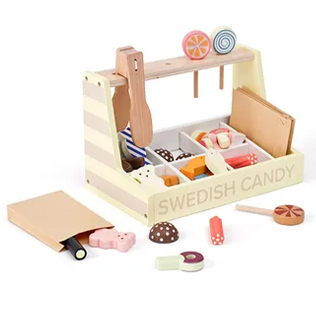 Kids Concept houten snoepwinkel speelset met diverse houten snoepjes en papieren zakjes, schuin van bovenaf gefotografeerd.